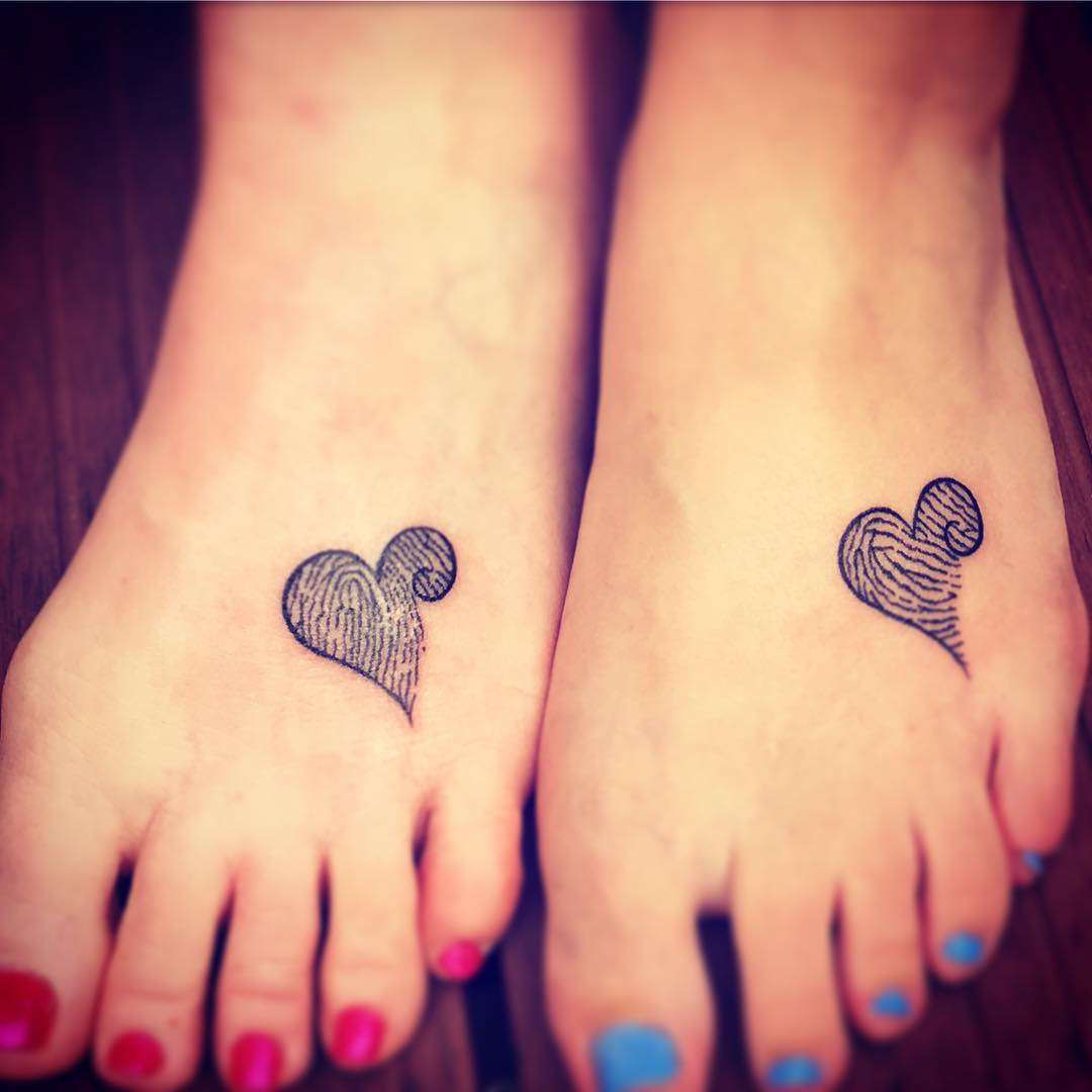 Tatuaje madre e hija corazón en pie