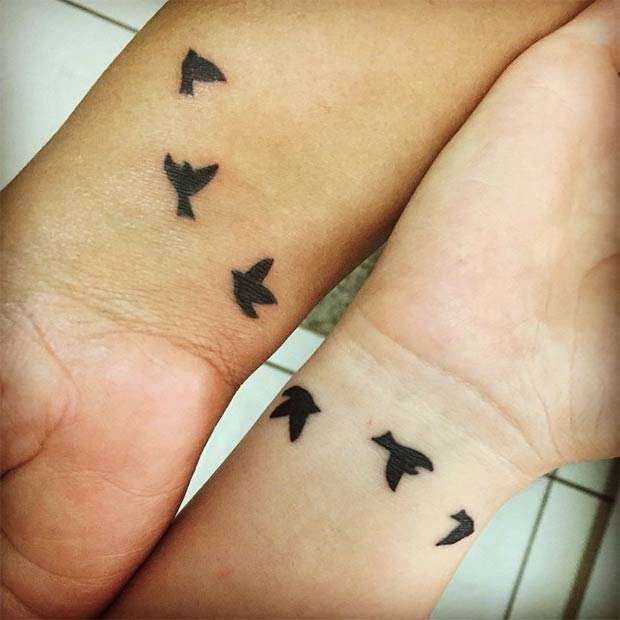 Tatuaje madre e hija pájaros en la muñeca