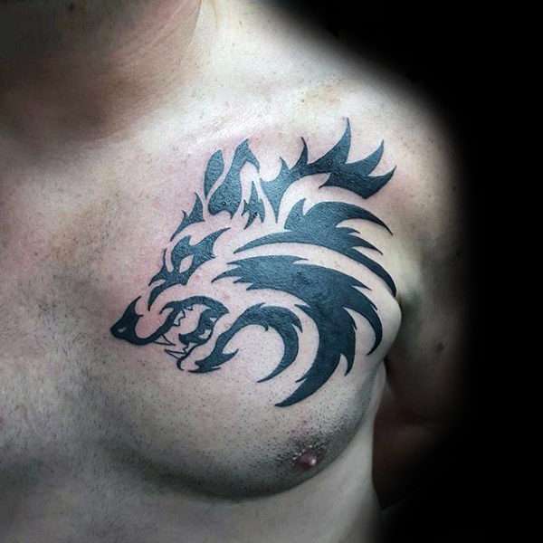 Tatuaje lobo tribal mostrando los dientes