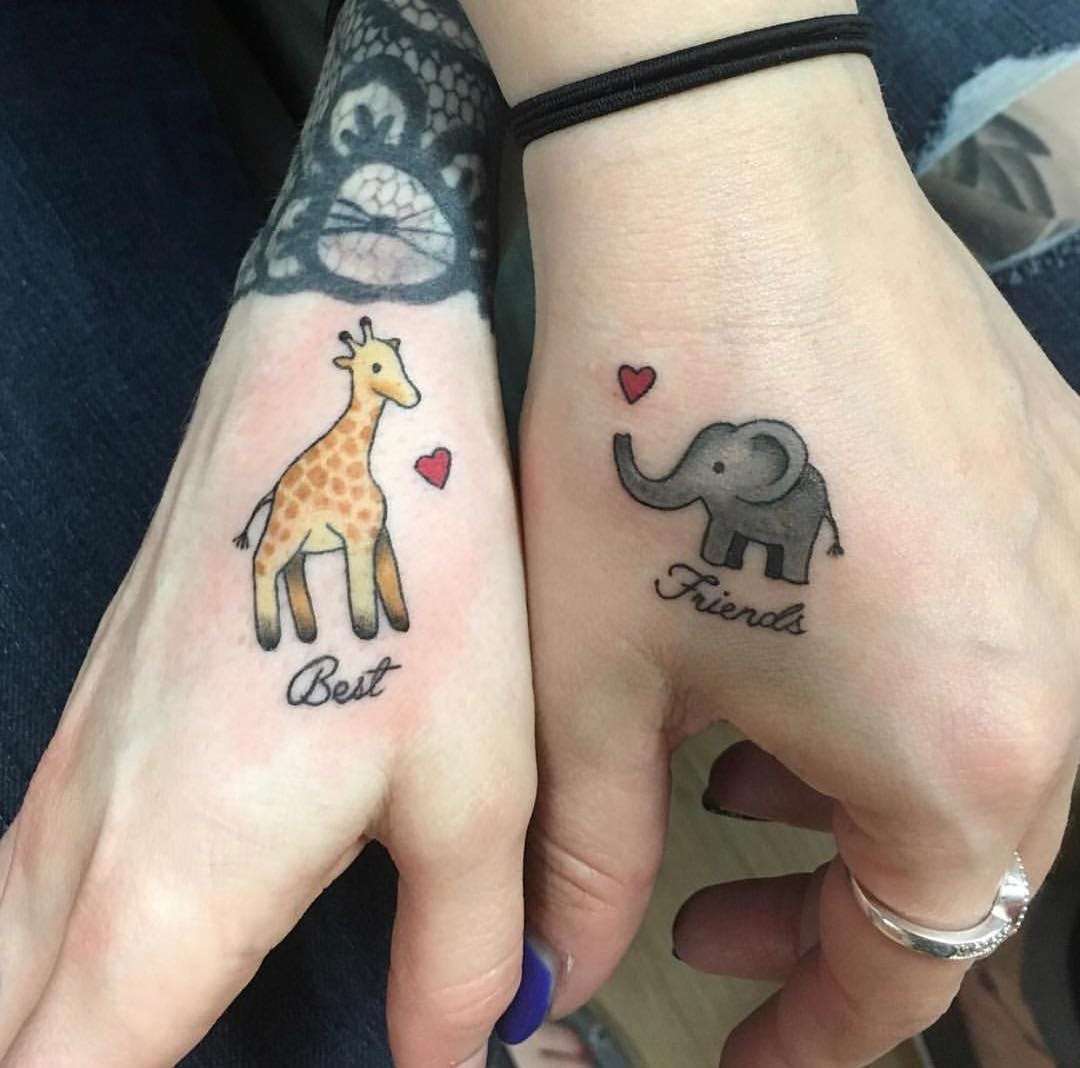 Tatuaje mejores amigas - jirafa y elefante