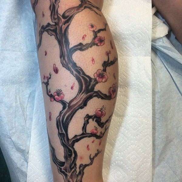 Tatuaje de flores de cerezo - pantorrilla
