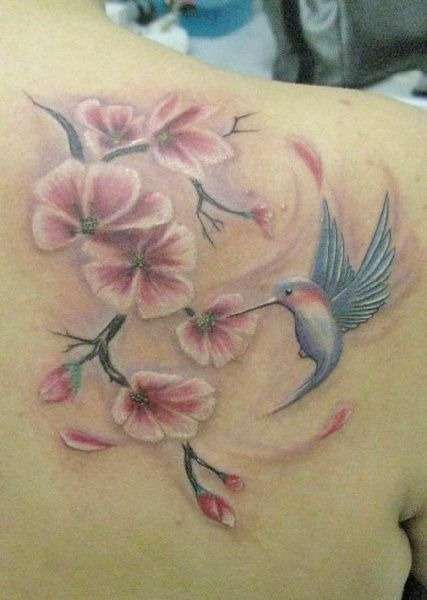 Tatuaje de flores de cerezo y colibrí