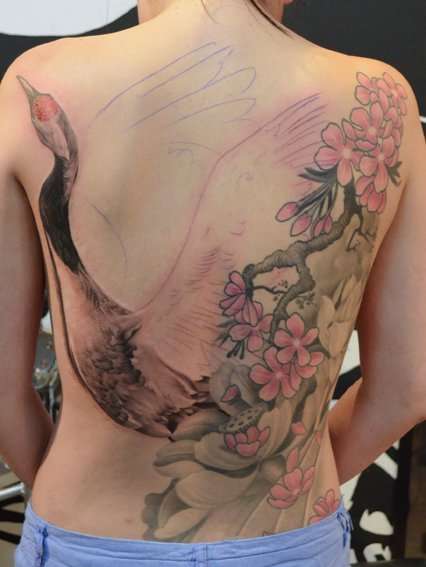 Tatuaje de flores de cerezo y ave grande