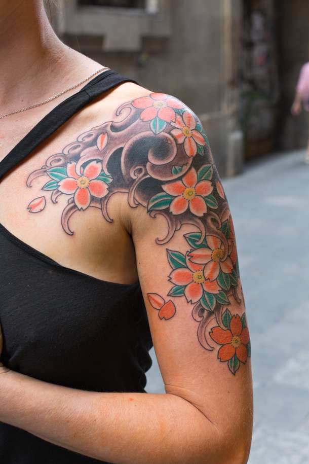 Tatuaje de flores de cerezo en naranja