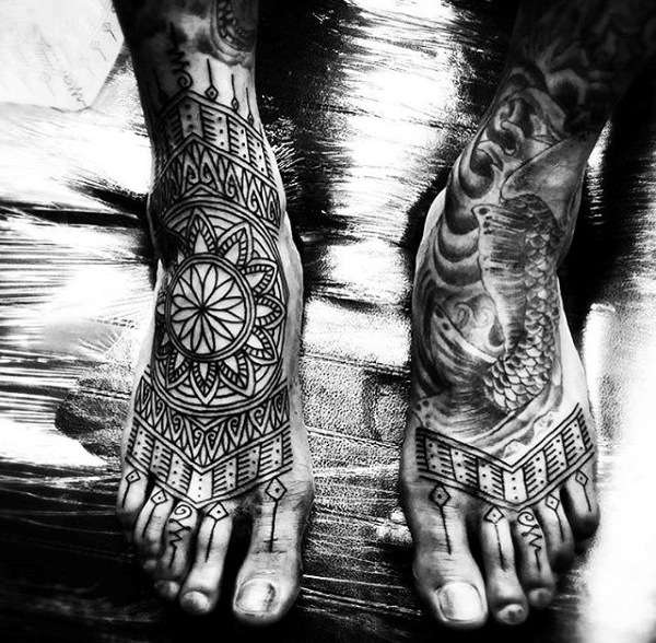 Tatuaje tribal en el pie