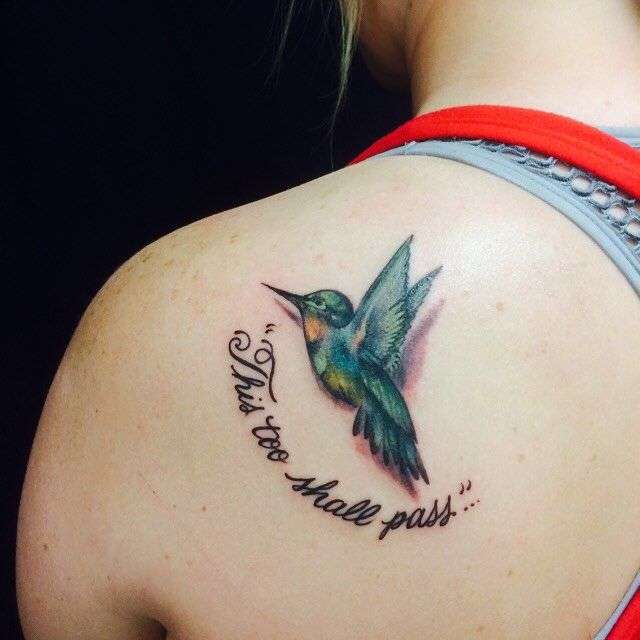 Tatuaje de colibrí en hombro