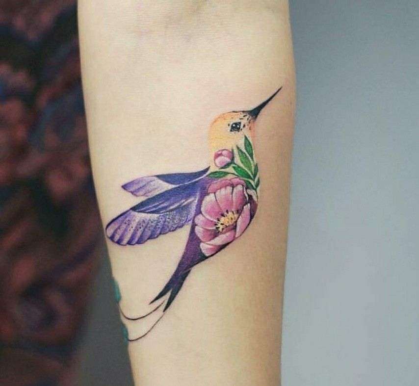 Tatuaje de colibrí con flores dentro