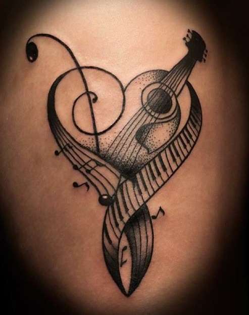 Tatuaje fusión de claves e instrumentos musicales