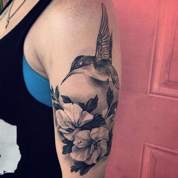 Tatuaje de colibrí en el brazo