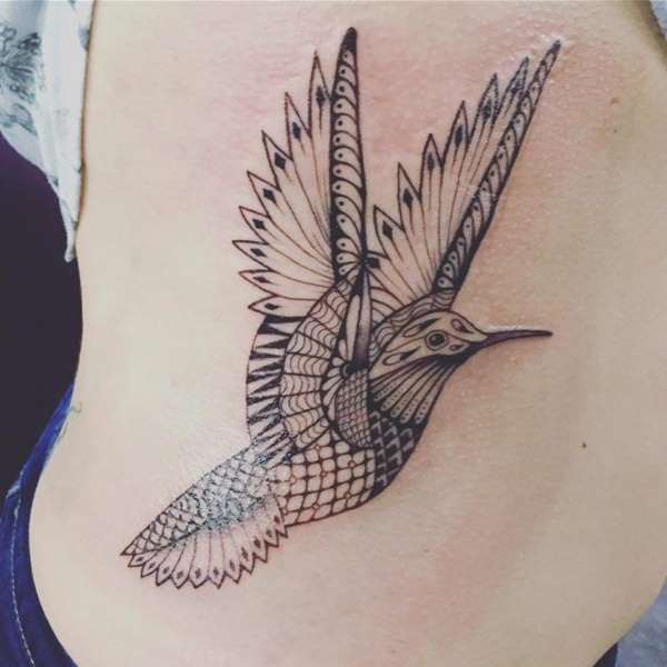 Tatuaje de colibrí - alas hacia arriba