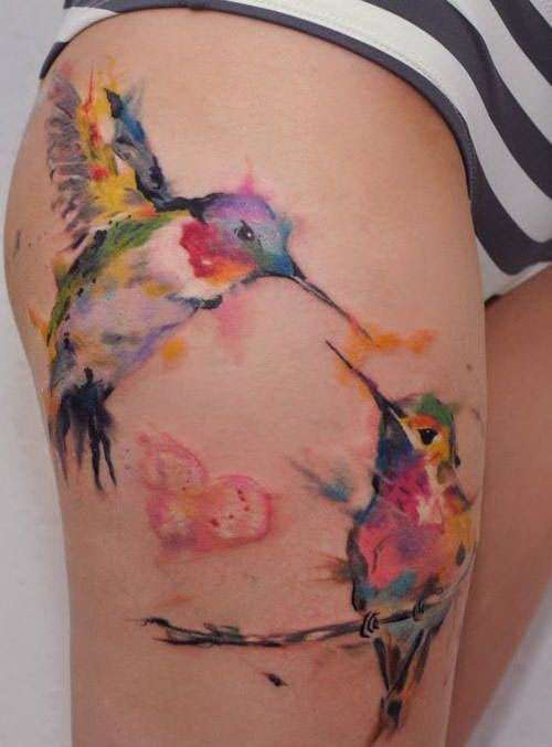 Tatuaje de dos colibríes en acuarela