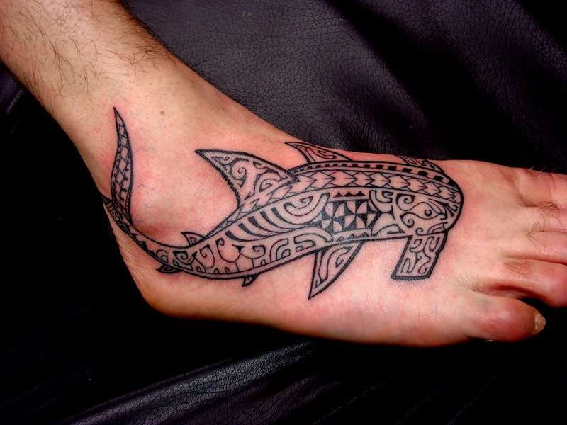 Tatuaje en el pie - pez tribal