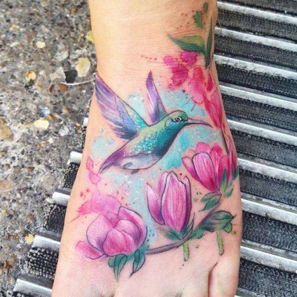 Tatuaje de colibrí y flores color rosa - en el pie
