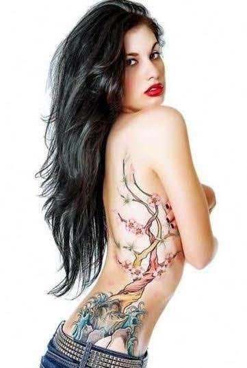 Chicas sexis tatuadas, diseño en lateral