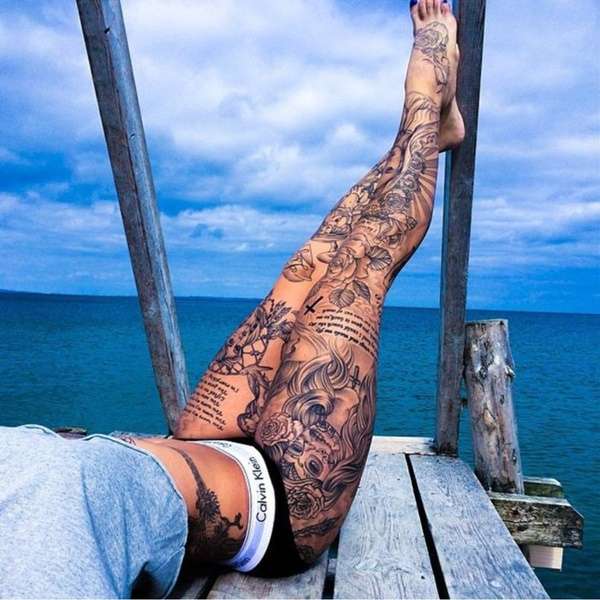 Chica sexi tatuada, diseños en ambas piernas