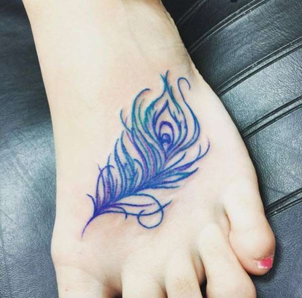 Tatuaje en el pie - pluma en colores