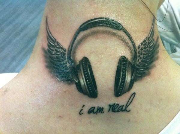Tatuajes de música: auriculares y alas