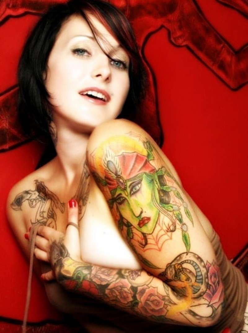 Chicas sexis tatuadas, diseños en colores