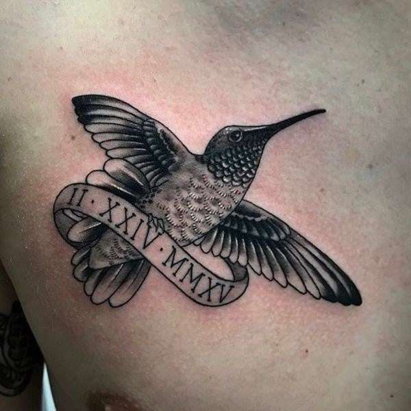 Tatuaje de colibrí y fecha en números romanos