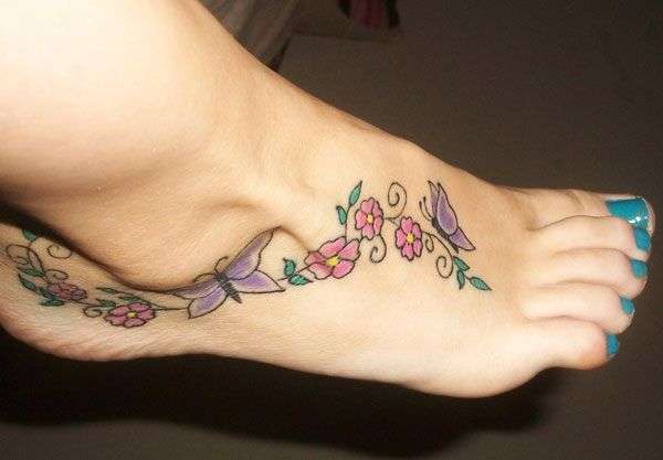 Tatuaje en el pie - flores de cerezo y mariposas