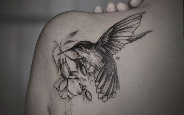 Tatuaje de colibrí con flor