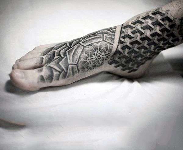 Tatuaje geométrico en el pie