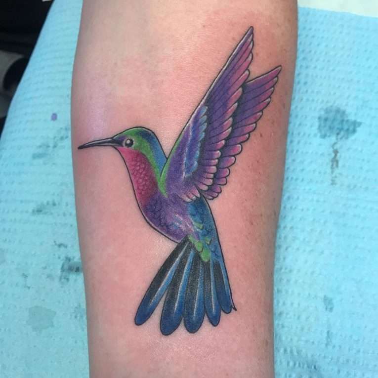 Tatuaje de colibrí en antebrazo