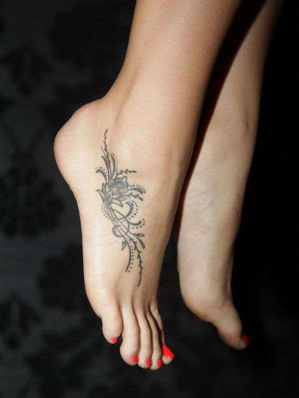 Tatuaje en el pie - color negro