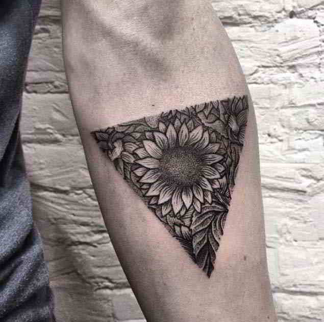 Tatuaje de girasol - triángulo
