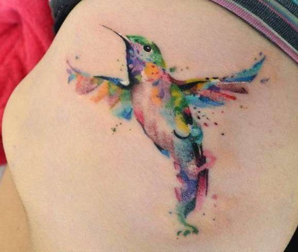 Tatuaje de colibrí estilo acuarela