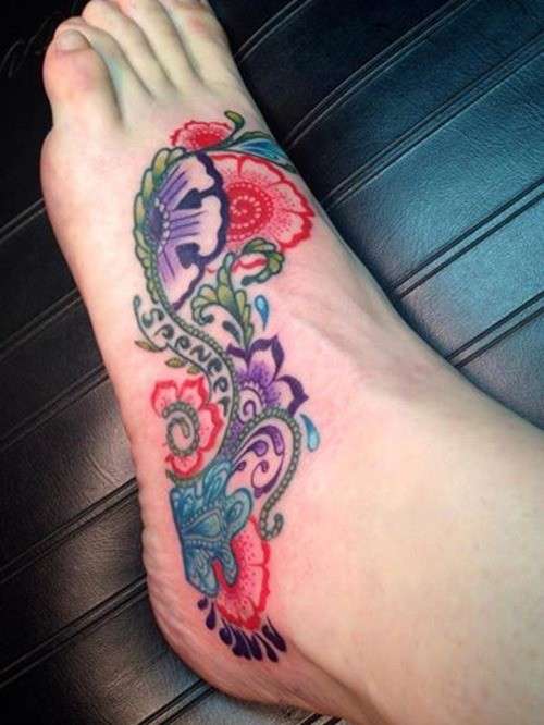 Tatuaje en el pie - en colores vivos
