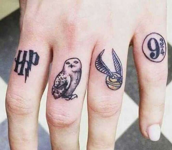 Tatuaje de Harry Potter - símbolos en los dedos