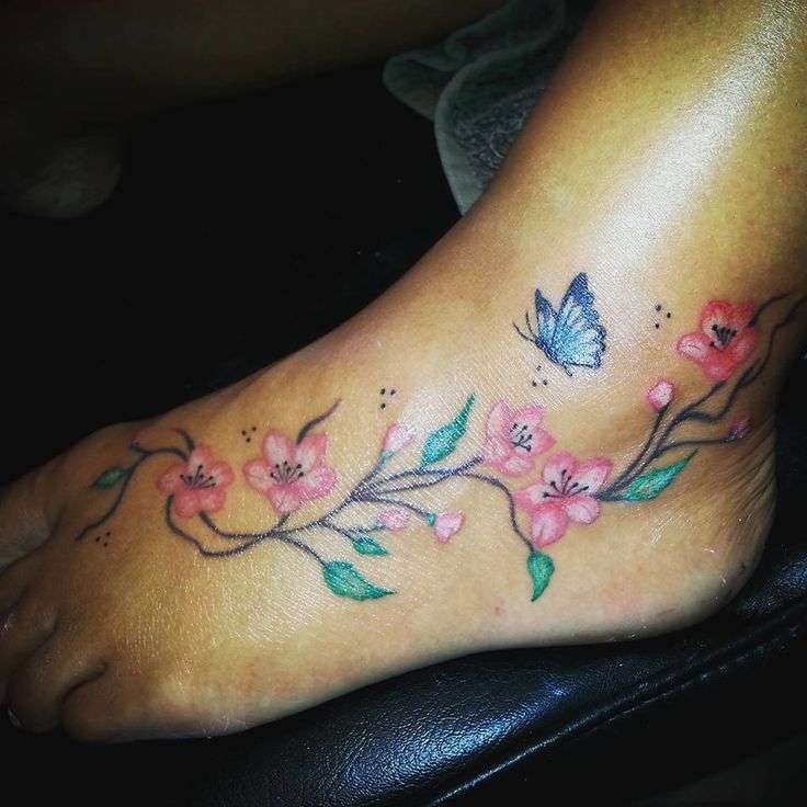 Tatuaje en el pie - flores de cerezo