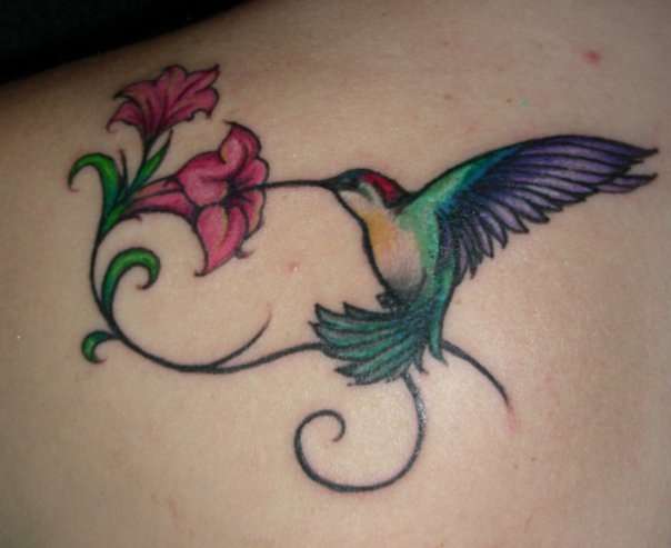 Tatuaje de colibrí y flores