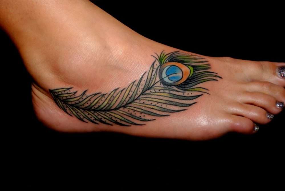 Tatuaje en el pie: pluma de pavo real