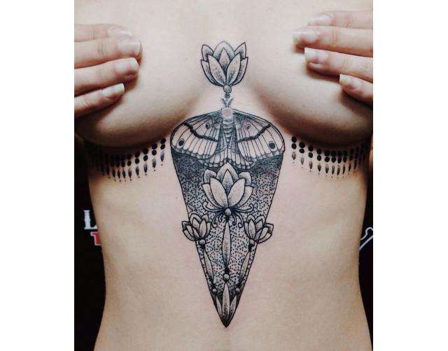 Chicas sexis tatuadas en el pecho