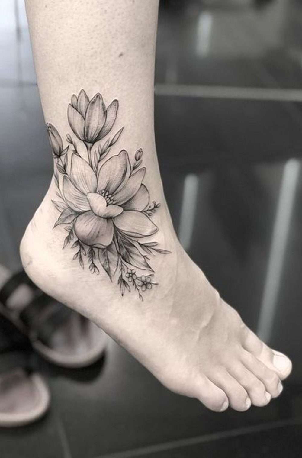 Tatuaje en el pie - flores
