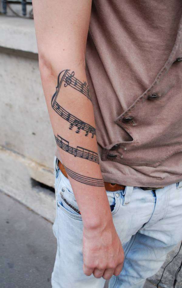 Tatuajes de música: pentagrama en antebrazo