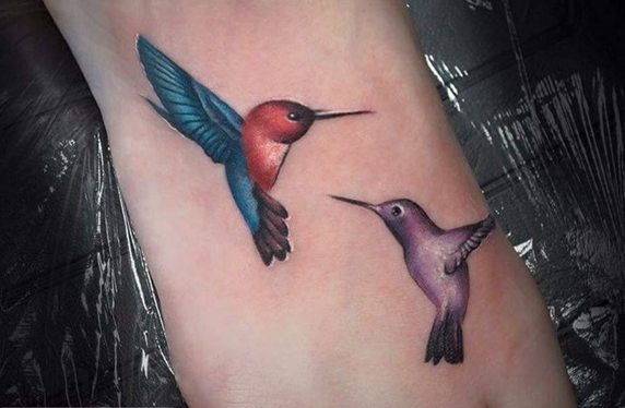 Tatuaje de dos colibríes