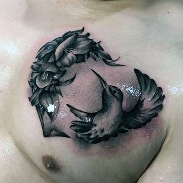 Tatuaje de colibrí en pectoral