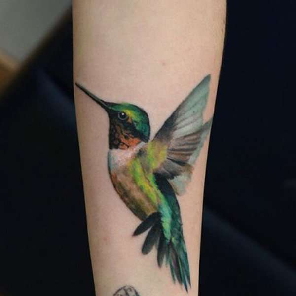 Tatuaje de colibrí en tonos de verde