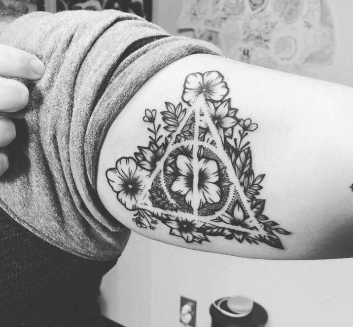 Tatuaje de Harry Potter - reliquias de la Muerte y flores