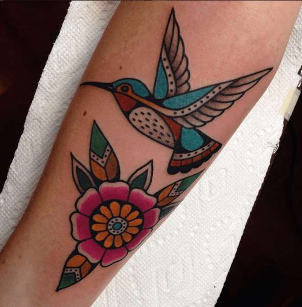 Tatuaje de colibrí estilo tradicional
