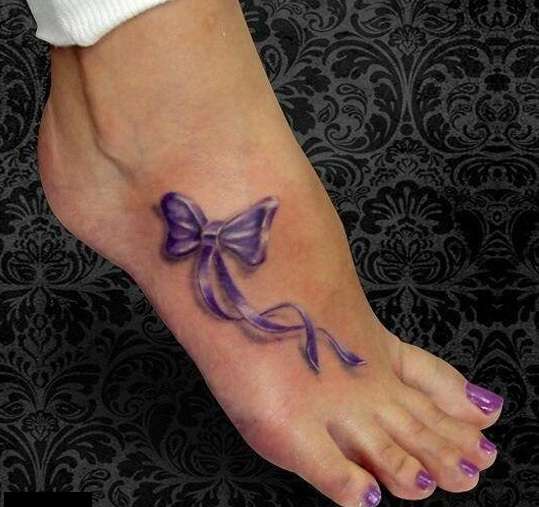 Tatuaje en el pie - moño violeta