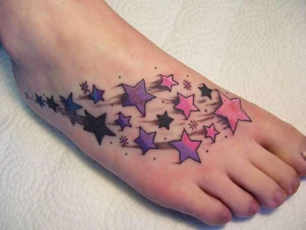 Tatuaje en el pie - estrellas de colores