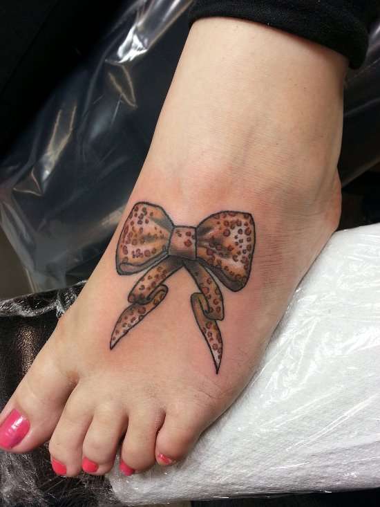 Tatuaje en el pie - moño