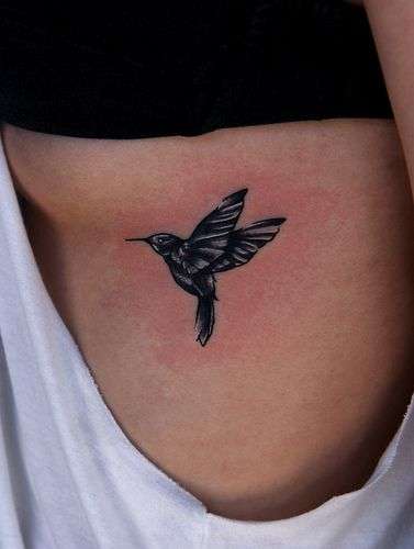 Tatuaje de colibrí en blanco y negro