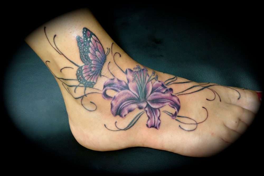 Tatuaje en el pie - mariposa y flor