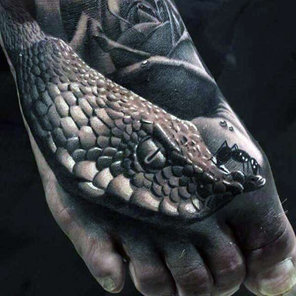 Tatuaje en el pie - serpiente y hormiga