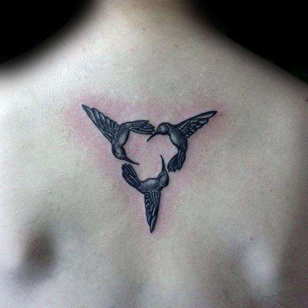 Tatuaje de tres colibríes en la espalda